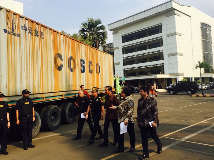 Jokowi Musnahkan 4 Kontainer Tesktil Impor Ilegal di Kantor Bea Cukai