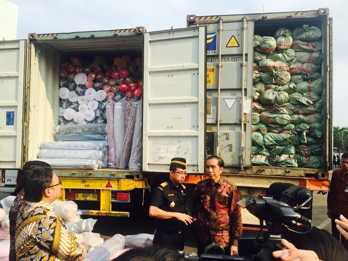 Musnahkan 4 Kontainer Tekstil Ilegal, Jokowi: Ini Perusak Industri Nasional