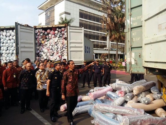 Bea Cukai Ancam Tutup Perusahaan yang Selundupkan Tekstil Impor