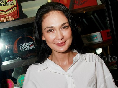 Luna Maya Tampil Apa Adanya