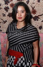 Gaya Marcella Zalianty dengan Busana Lurik