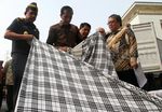 Jokowi Musnahkan 4 Kontainer Tekstil Impor Ilegal
