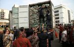 Jokowi Musnahkan 4 Kontainer Tekstil Impor Ilegal