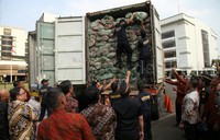 Ada 4 kontainer yang ditangkap aparat Bea Cukai di 3 lokasi berbeda. Dua kontainer ditangkap di Pelabuhan Tanjung Priok sebelum kontainer keluar dari kawasan pelabuhan. Sementara 2 lainnya kontainer diamankan di Purwakarta.