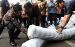 Jokowi Musnahkan 4 Kontainer Tekstil Impor Ilegal