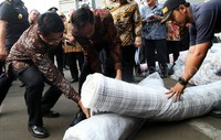 Penindakan ini akan dilakukan Jokowi bersama Menteri Keuangan Bambang Bridjonegoro, Kepala Badan Koordinasi Penanaman Modal (BKPM) Franky Sibarani, Dirjen Bea dan Cukai Heri Pambudi, dan Wakil Menteri Keuangan Mardiasmo.