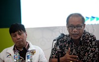 elain atlet junior, panitia juga mengundang 8 atlet bridge nasional untuk ikut meramaikan turnamen berhadiah Rp 200 juta tersebut. Gunanya adalah untuk mengasah kemampuan sekaligus menjadi ajang ujicoba untuk meningkatkan skill.