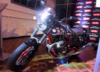 Moto Guzzi V7 II Racer menggunakan saddle buntut tawon. V7 II Racer menggunakan mesin V-Twin 4 langkah 90 derajat berkapasitas 744cc. Tenaga maksimalnya mencapai 48 daya kuda pada 6.200 rpm.