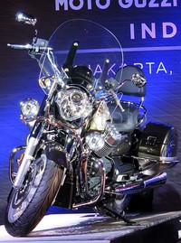 Moto Guzzi California Touring SE 1400 hadir sebagai kendaraan custom modern, kombinasi antara tradisi dan inovasi. Motor ini menggabungkan ketegasan dari bentuk maupun fungsinya disertai sentuhan estetika Italia.