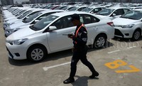 Petugas mematau mobil Toyota yang siap diekspor di Pelabuhan Khusus Mobil milik Pelindo 2, Tanjung Priok, Jakarta.