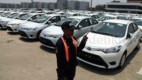 Untuk tempat kedua ada sedan Vios yang berhasil mencatat volume ekspor sebanyak 33.000 unit, dan di peringkat ketiga terdapat MPV Kijang Innova yang turut menyumbang penjualan sebanyak 12.000 unit.