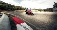 Honda CBR500R melintas jalanan berkelok. Ist/Honda.