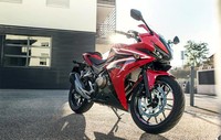 Selain desain yang berubah total, fitur terbaru yang dipasang Honda adalah suspensi depan yang bisa diatur, tangki bensin yang lebih besar, penutup tangki dengan engsel yang lebih besar, tuas rem yang bisa diatur pula, desain kunci motor, serta knalpot yang lebih pendek. Ist/Honda.