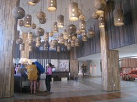 Lampu-lampu terbungkus rotan menyambut para pengunjung setiba di bangunan berlantai enam ini. Lampion bentuk bundar dan tabung itu bergelantungan memayungi lantai lobi hotel (Baban/detikTravel)