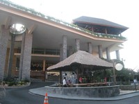 Tersedia tiga area kolam renang terdiri Lagoon Pool (1,2 meter) plus Jacuzzi (90 sentimeter), Junior Pool (60 sentimeter) dan Rooftop Swim-up Pool Bar (90 sentimeter) (Baban/detikTravel)