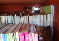 Pengunjung memilih buku yang akan dibacanya.
