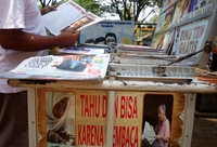 Selain penumpang, perpustakaan juga dikunjungi oleh para pedagang yang berada di dalam terminal, sopir, kernet, dan tukang ojek. Mereka rata-rata membaca saat ada waktu senggang.