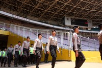 Gladi resik pengamanan final Piala Presiden diikuti ribuan personel polisi. Pool/Lamhot Aritonang/detikFoto.