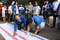 Ketua Umum GAMKI Michael Wattimena membubuhkan tanda tangan menolak kekerasan. Pool/Lamhot Aritonang/detikFoto.