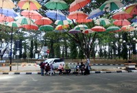 Para pengunjung juga bisa bersantai di taman yang dihiasi payung warna-warni.