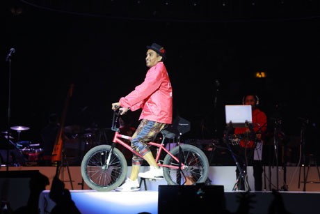 Memorabilia Hitam-Putih Musik 90-an Buka Konser Akbar Glenn Fredly