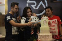 Raffi dan Nagita melakukan pemotongan kue ulang tahun pernikahan yang pertama. Pool/Gus Mun/detikfoto.