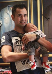 Raffi sudah terbiasa menggendong Rafathar. Pool/Gus Mun/detikfoto.