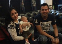 Sambil menggendong Rafathar, Raffi dan Nagita terlihat tambah serasi. Pool/Gus Mun/detikFoto.