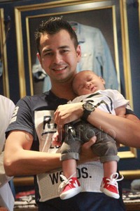 Pose menggemaskan Rafathar saat tertidur pulas dipundak Raffi. Pool/Gus Mun/detikFoto.
