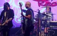 Tak menyia-nyiakan momen, Abdee unjuk gigi. Bagian solo gitar diambilnya. Ivankan, Ridho dan Kaka menghampiri Abdee yang asik memetik gitar hingga terduduk