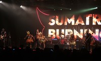 Rombongan konser tur terbaru milik grup rock papan atas, Slank bertajuk 'Slank Reog N Roll' tiba di Jakarta malam ini. Ribuan orang menjadi saksi kolaborasi nyentrik tersebut. Bertempat di Skenoo Hall Gandaria City, Jakarta Selatan, Jumat (16/10/2015), Slank menggelar 'Slank Reog N Roll'.