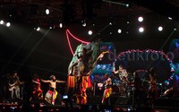 Memang sejak awal, Kaka Cs sudah menegaskan bahwa konser 'Slank Reog N Roll' akan dipenuhi budaya tradisional Indonesia. Usai Tari Topeng, giliran kesenian asli Jawa Timur, Reog Ponorogo yang unjuk gigi.