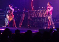 Sekitar 1,5 jam Slank dengan apik memadukan beragam kesenian Nusantara dan musik rock n roll.