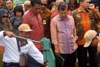 Wapres JK didampingi Mentan Amran Sulaiman meninjau alat pertanian yang dipamerkan. Pool/Abiyadun Masykur/detikFoto.