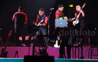 Glenn berkolaborasi dengan sejumlah musisi yang mengiringi konsernya. Asep Syaifullah/detikcom.     