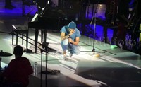 Jika kebanyakan konser ditutup oleh lagu yang hingar-bingar, maka Glenn memilih menurunkan tempo. Dimulai dari 'Januari' yang menggema, disusul 'Kisah Romantis' dan terakhir adalah hits melankolis 'Kasih Putih'. Momen membahagiakan sepanjang hampir dua jam dan sekitar 25 lagu itu tak kuasa dibendung sang tuan rumah. Dirinya tertunduk menangis haru. M.Iqbal Fazarullah Harahap/detikcom.