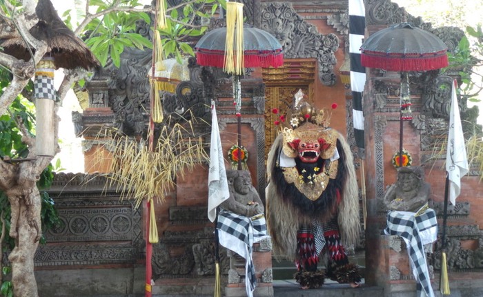 Ketika Jurnalis Tiongkok Terkesima Tari Barong Bali