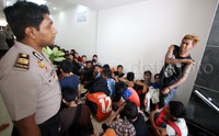Tak sedikit para remaja ini yang tak mau mengisi nomor telepon orang tua dan alamat tempat tinggal mereka, hingga membuat polisi harus memerintah berulang-ulang.
