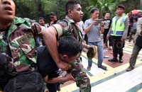 Anggota TNI tampak juga ikut mengamankan para perusuh. Pool/Alfathir Yulianda/detikFoto.