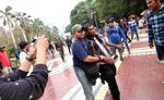 Petugas Amankan Perusuh di Sekitar GBK