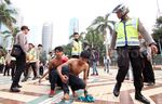 Petugas Amankan Perusuh di Sekitar GBK