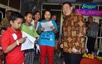 Anggota DPR fraksi PDIP Charles Honori meresmikan Sanggar Kasih Sayang yang  berkebutuhan khusus di Cilincing. Pool/Lamhot Aritonang/detikcom.     