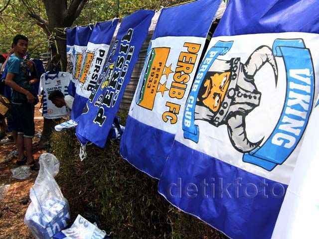 Penjual Atribut Persib Terlihat di GBK