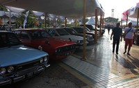 Beberapa pengunjung meninjau pameran otomotif dalam Auto Show tersebut. Istimewa/Dery Ridwansah.