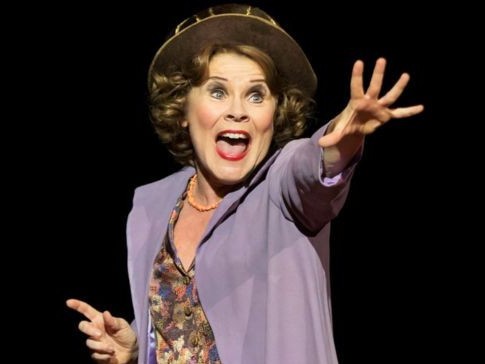 Imelda Staunton Raih Penghargaan Teater di Inggris