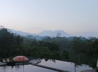 MesaStila Resort & Spa Retreat adalah resor mewah yang berada di dataran tinggi Magelang. Wisatawan asing yang datang ke sini sering mengatakan suasana di sini seperti di Ubud, Bali (Shafa/detikTravel)