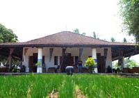Bangunan asli pertama yang ada di area ini. Nuansa hijau kentara dari setiap sudut. Tak heran jika wisatawan begitu nyaman bermalam di sini (Shafa/detikTravel)