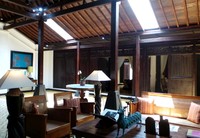 Nuansa alamnya boleh seperti Ubud, tapi masalah konsep villa sangatlah kental dengan nuansa Jawa. Seperti ini bagian dalam salah satu villa yang merupakan rumah Joglo (Shafa/detikTravel)