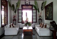 Bagian dalam Club House. Di sini, para tamu bisa bersantai membaca buku, mengobrol, bermain piano sampai duduk termenung saja pun tak apa (Shafa/detikTravel)