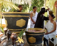 7 Macam air suci yang selalu dipakai dalam ritual Ruwat Sukerta yakni air kelapa, air laut tawar, air hujan, embun, sumber tempur, air sendang, serta air sumber dari 7 petirtaan situs Majapahit. Ritualnya dilakukan di Pendopo Agung, Trowulan, Mojokerto (Enggran Eko Budianto/detikTravel)
